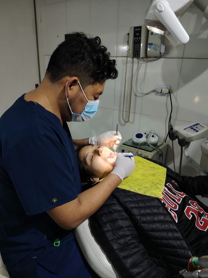El Dr. Adhemar Campos Reynaga atendiendo a una paciente