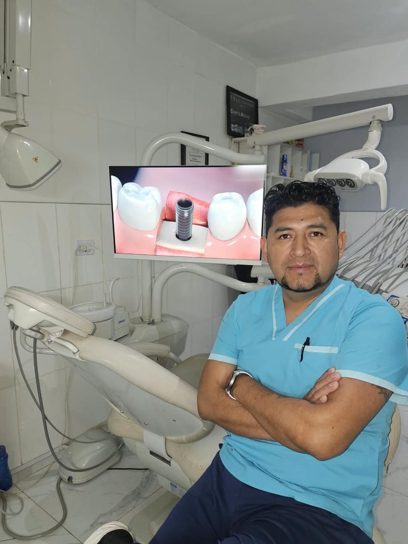 El Dr. Adhemar Campos Reynaga junto al equipo del consultorio