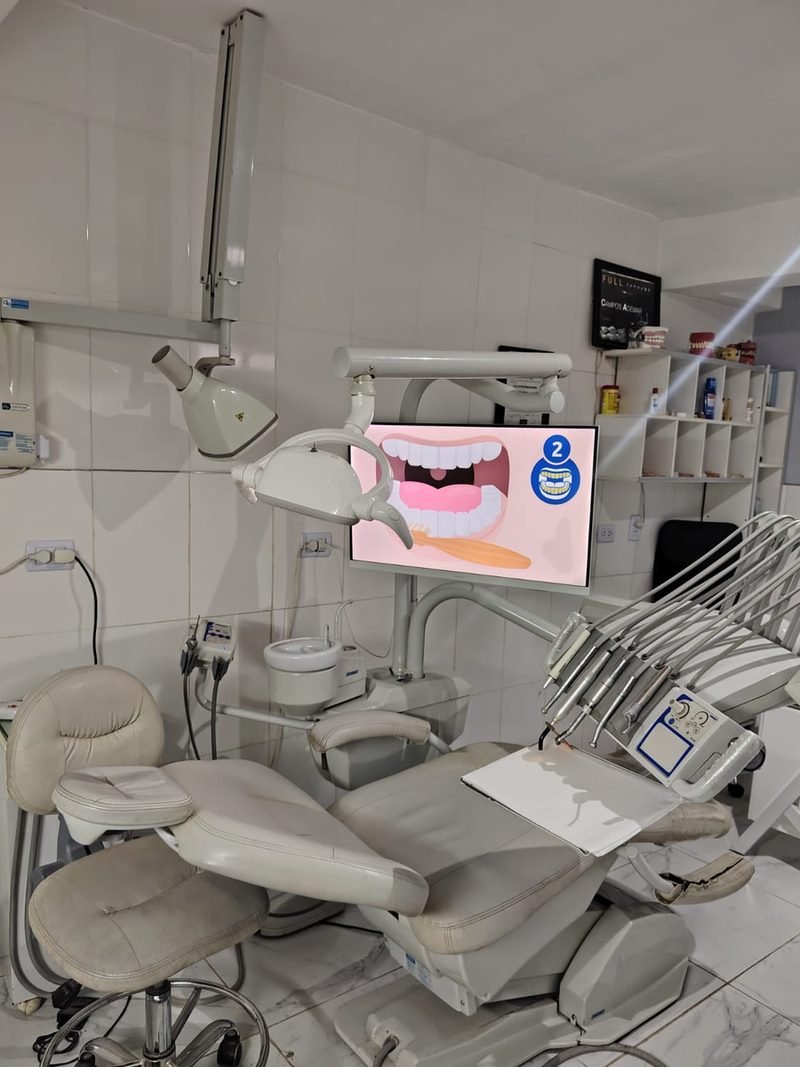Consultorio equipado del Dr. Adhemar Campos Reynaga
