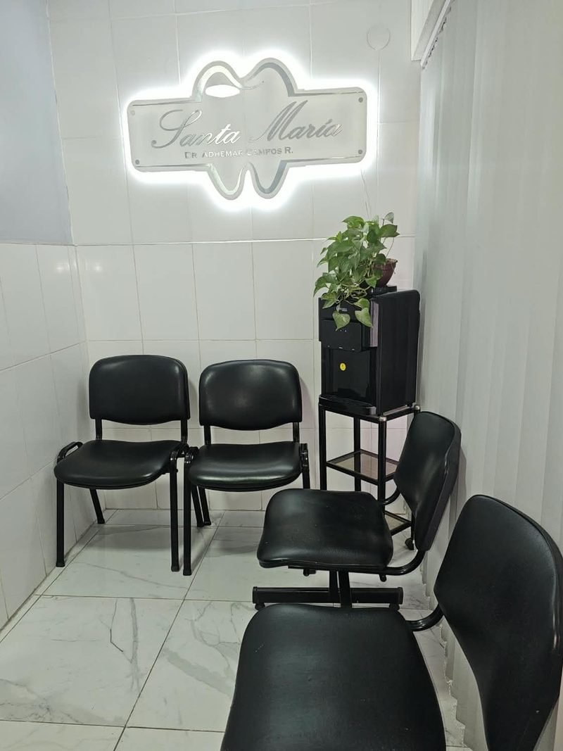 Sala de espera del Consultorio Odontológico Santa María, en Ingeniero Budge