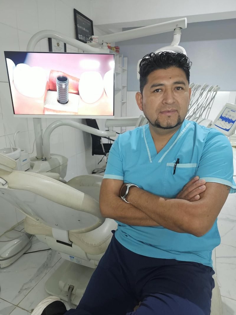 Dr. Adhemar Campos Reynaga, odontólogo del consultorio